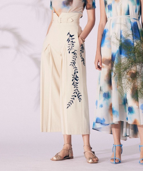 LILY BROWN（リリーブラウン）の「刺繍ハイウエストタックパンツ