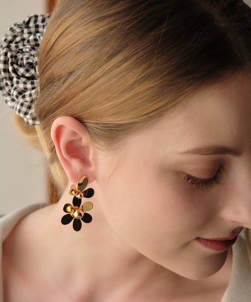 ANOH（アノー）の「メタルフラワーピアス（ピアス（両耳用））」 - WEAR