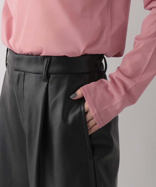 LOWRYS FARM（ローリーズファーム）の「フェイクレザーショートパンツ