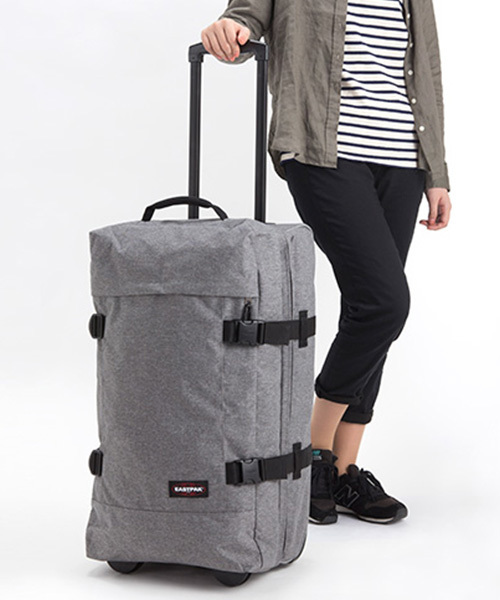 EASTPAK（イーストパック ）の「TRANVERZ M CORE COLORS キャリー