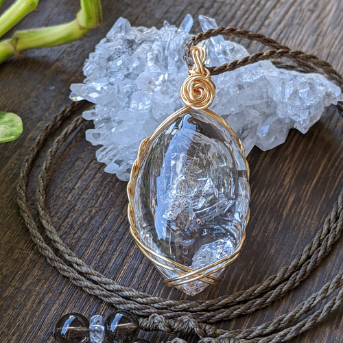 ☆水晶・複数空洞水晶(虹入り)☆ワイヤーマクラメ編みネックレス