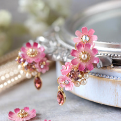 モーブピンク色のコスモスときらめくbijouのピアス／イヤリング（右耳