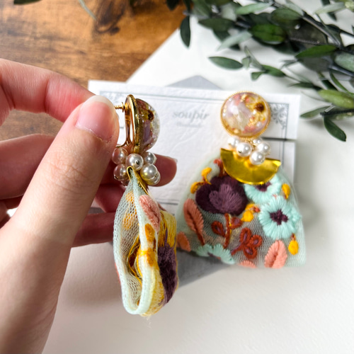 ひまわりの大ぶりチュールインド刺繍リボンタッセルピアス/イヤリング