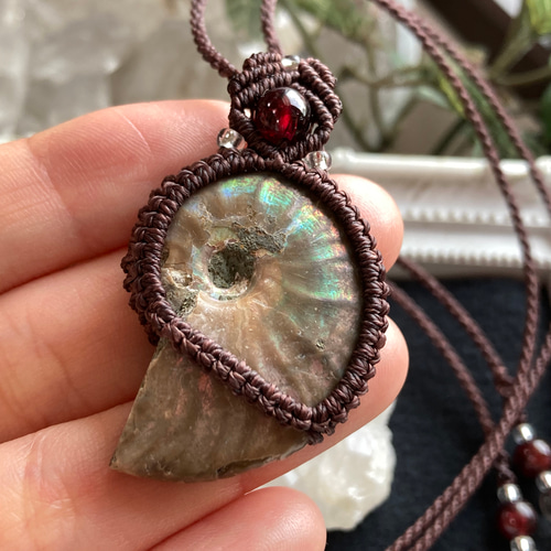 レインボーカラー アンモナイト化石 マクラメ編みネックレス・マクラメ