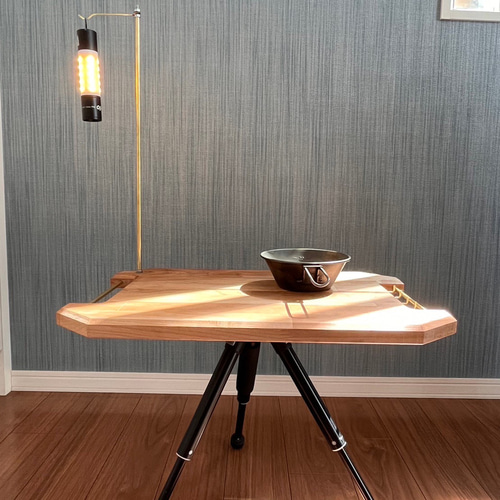 キャンプに最適！ブラックチェリーと真鍮の三脚テーブル サイド