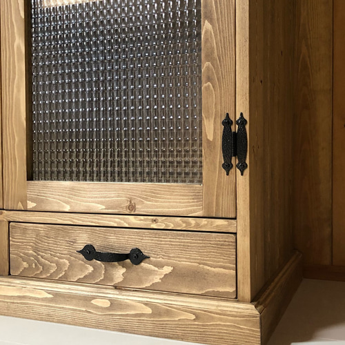 食器棚 チェッカーガラス 扉付き本棚 アンティーク家具 ガラス