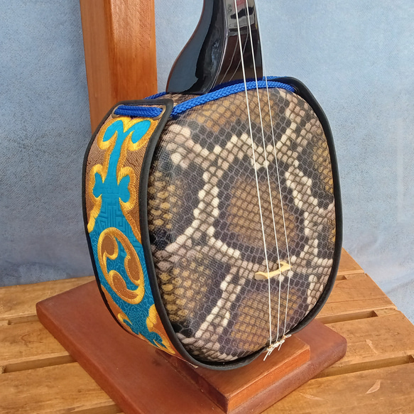 三線 蛇皮ボディ ケース付き