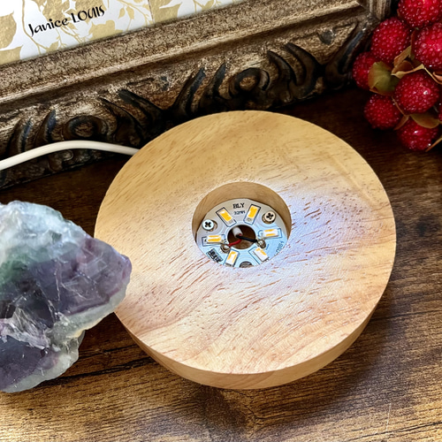 フローライト原石(蛍石)の間接照明☆LED木製ディスプレイ台座242g(A