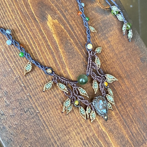 カラフルな木の実♡ナチュラルボルダーオパール マクラメネックレス 02