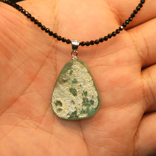 古代の秘宝！時代を超えたアクセサリー！銀化ローマングラスの