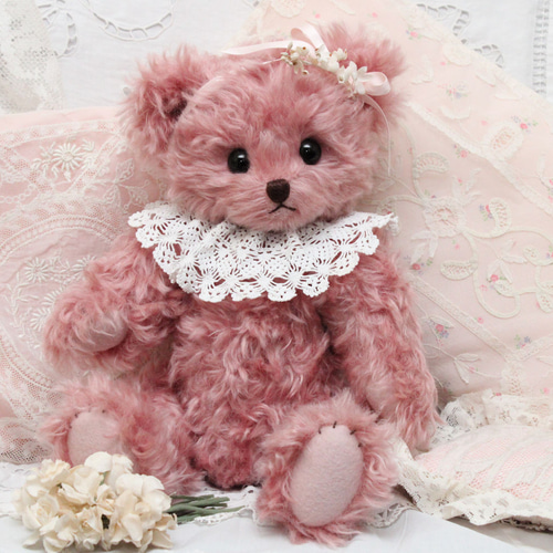 モーブピンクのふさふさモヘア製♡アンティークレースの襟を付けた