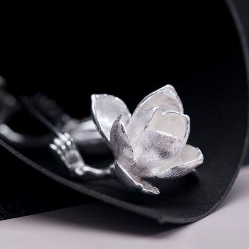 木蓮の花のシルバーブローチ：美しさを身に着けるアクセサリーC032