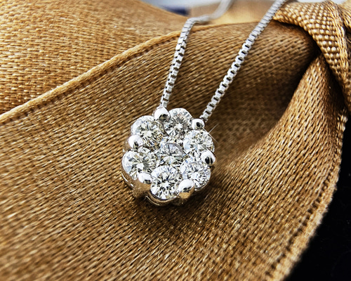 7石のダイヤが美しく輝く K10ホワイトゴールド セブンスター