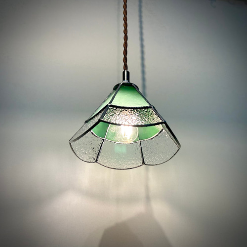 ステンドグラスのペンダントランプ 6角2段 リーフグリーン、クリア