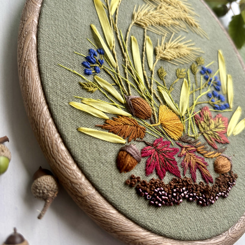 受注製作】Autumn leaves ぷっくりドングリ 手刺繍タペストリー