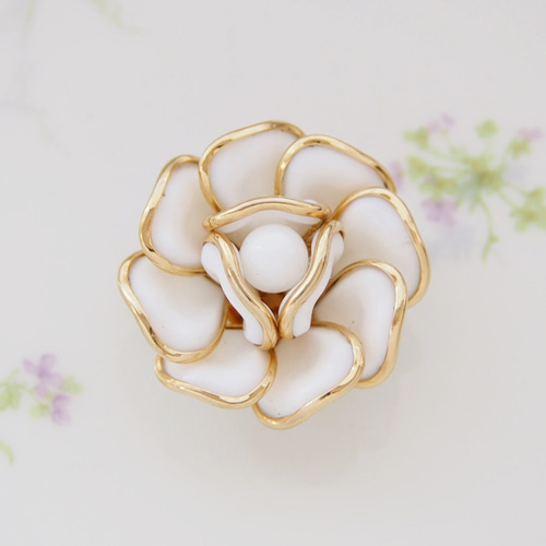 lotuscloud 2514⭐️TRIFARI トリファリヴィンテージブローチ