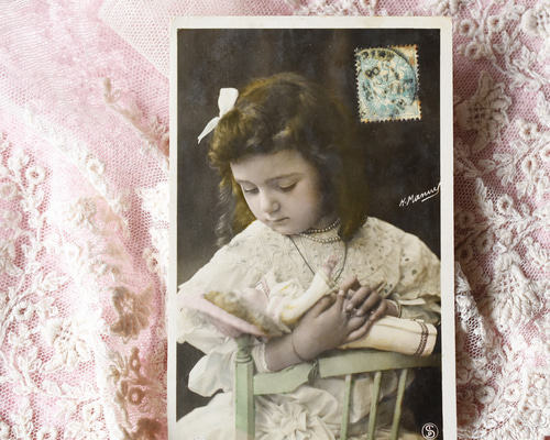 アンティークポストカード ビスクドールと美しい少女 アンティーク