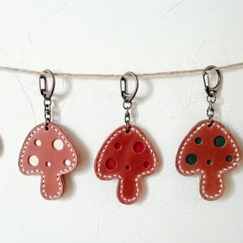 送料無料】毒っぽいキノコのキーホルダー 革小物 毒きのこ レザー