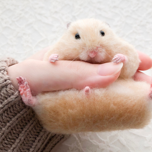 親指にしがみつくキンクマ 羊毛フェルト mof. 通販 8199875｜Creema