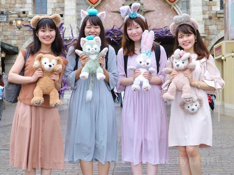 春夏秋冬】ダッフィー・シェリーメイコーデ33選！季節別おすすめの服装