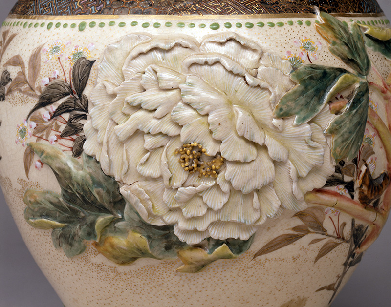 眞葛焼 高浮彫牡丹に眠猫覚醒蓋付水指 | 神奈川県立歴史博物館