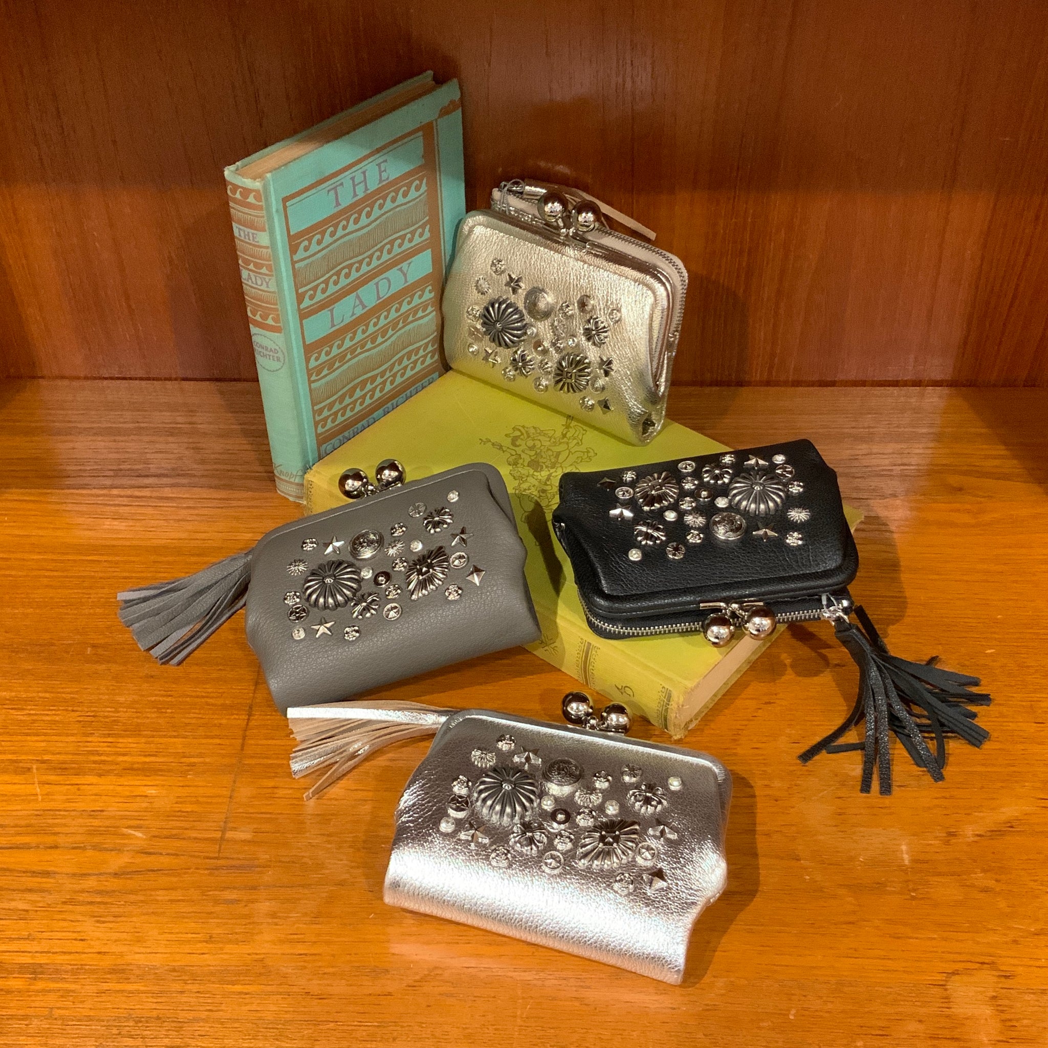 マルチスタッズがま口二つ折りウォレット｜perche（ペルケ