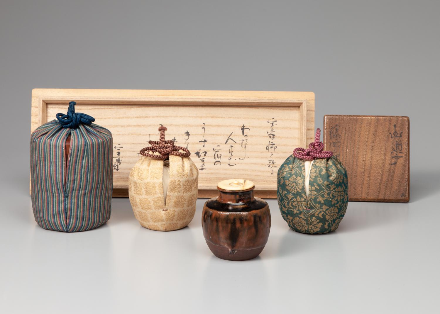 瀬戸山道手茶入 小堀宗慶 「薄紅葉」 歌銘箱｜茶の美