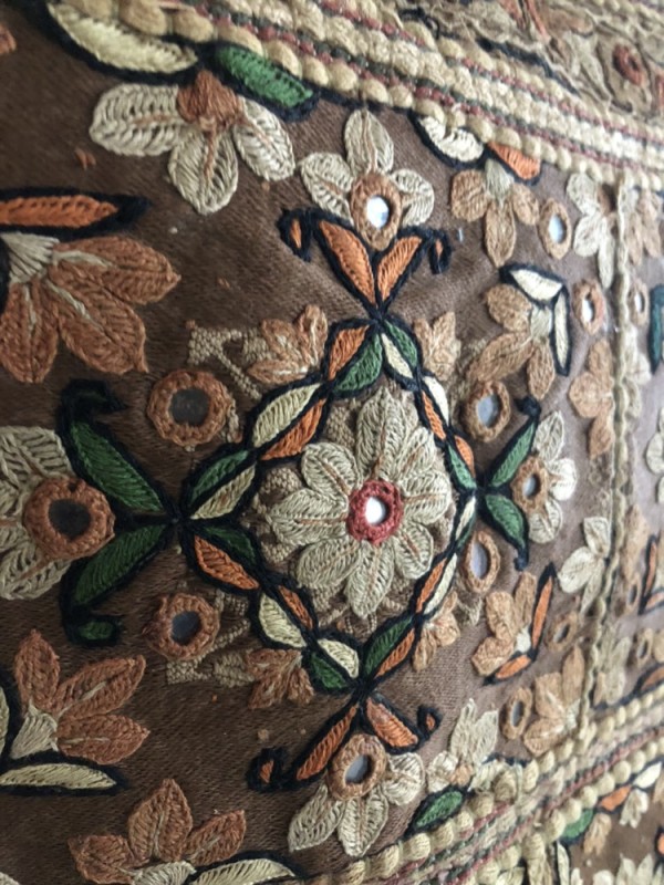 インド グジャラート州 刺繍・ミラーワーク 壁掛け布 （150×102cm