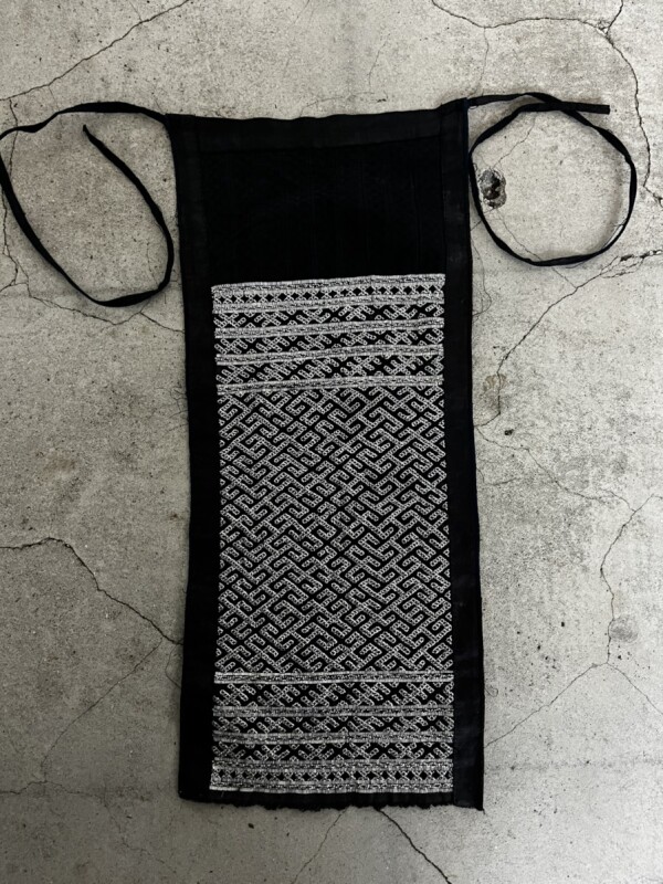 セミアンティーク？ミャオ族の前掛け