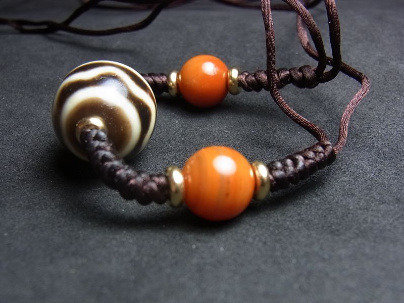 ジービーズ(dzi wave motif)・流水紋天珠（水紋）と瑪瑙の首飾り