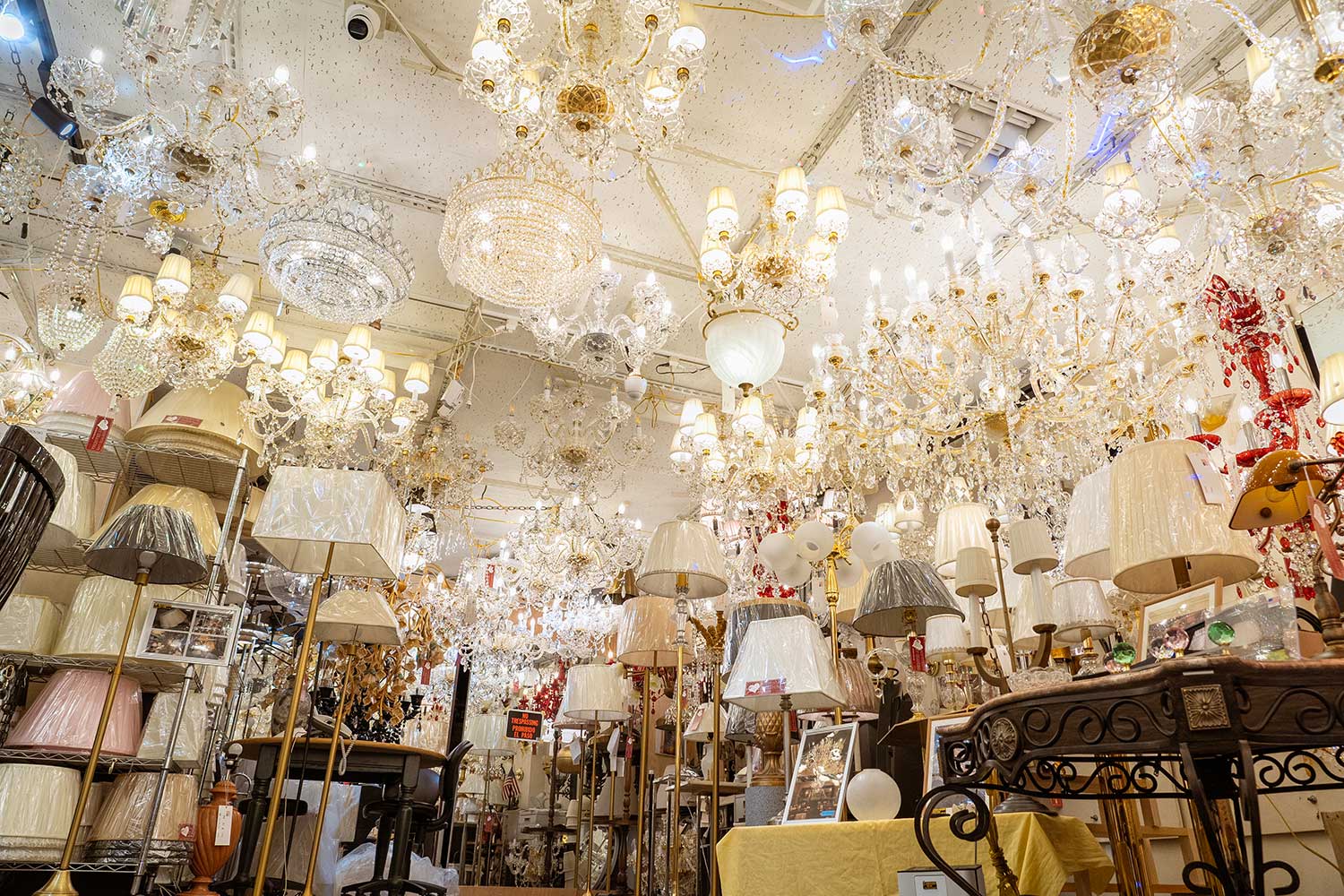 天井からレトロを醸し出す！昭和や大正にタイムスリップできる