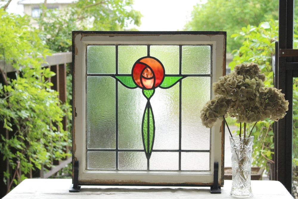 薔薇があでやかな大きなステンドグラス／宙に浮かぶ常夜灯がまるで