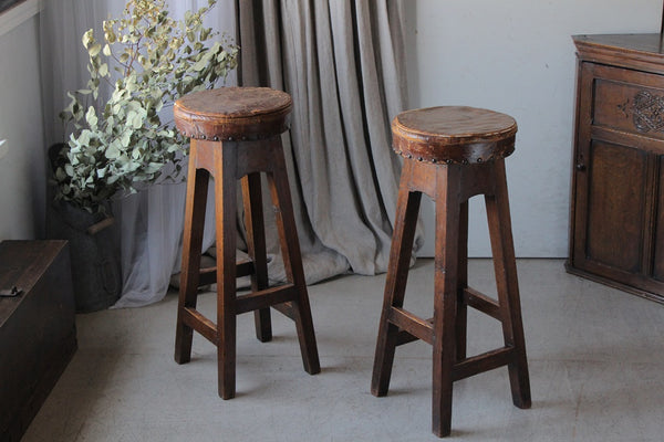 彫刻顔の木製スツール イタリア製1930年代 本革 彫刻顔の木製スツール