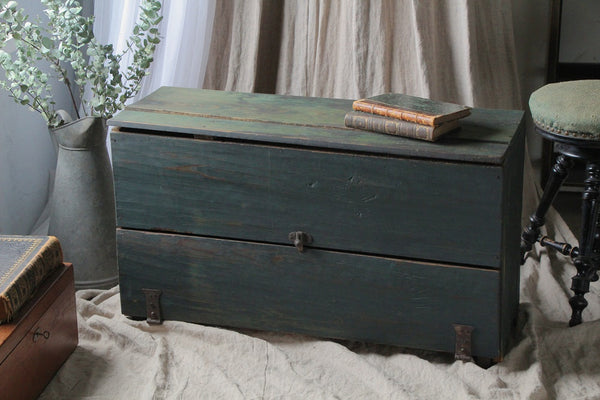 コーヒーテーブルとしても活躍してくれるグリーンボックス（木箱