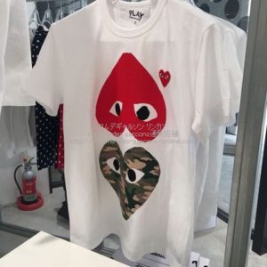 プレイ・コムデギャルソン 迷彩カモと逆さの赤ハート×赤ワッペンT