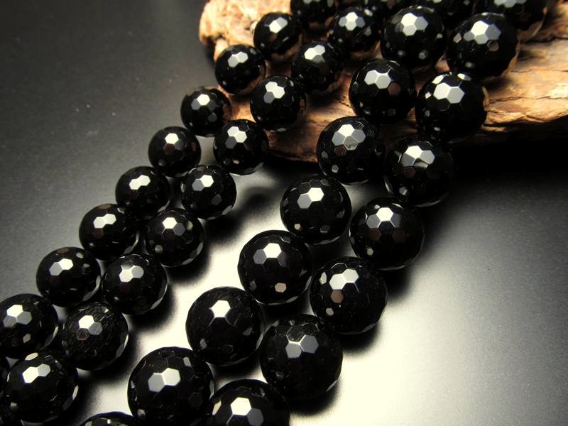 サヌカイト（讃岐岩）とは？産地・硬度と天然石の特徴