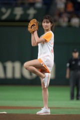 AAA宇野実彩子、キュートなユニフォームで始球式 ノーバンならずも美脚