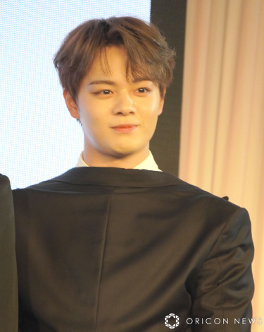 鶴房汐恩の画像・写真 | JO1鶴房汐恩、スーツを前後ろに着用 会見後に