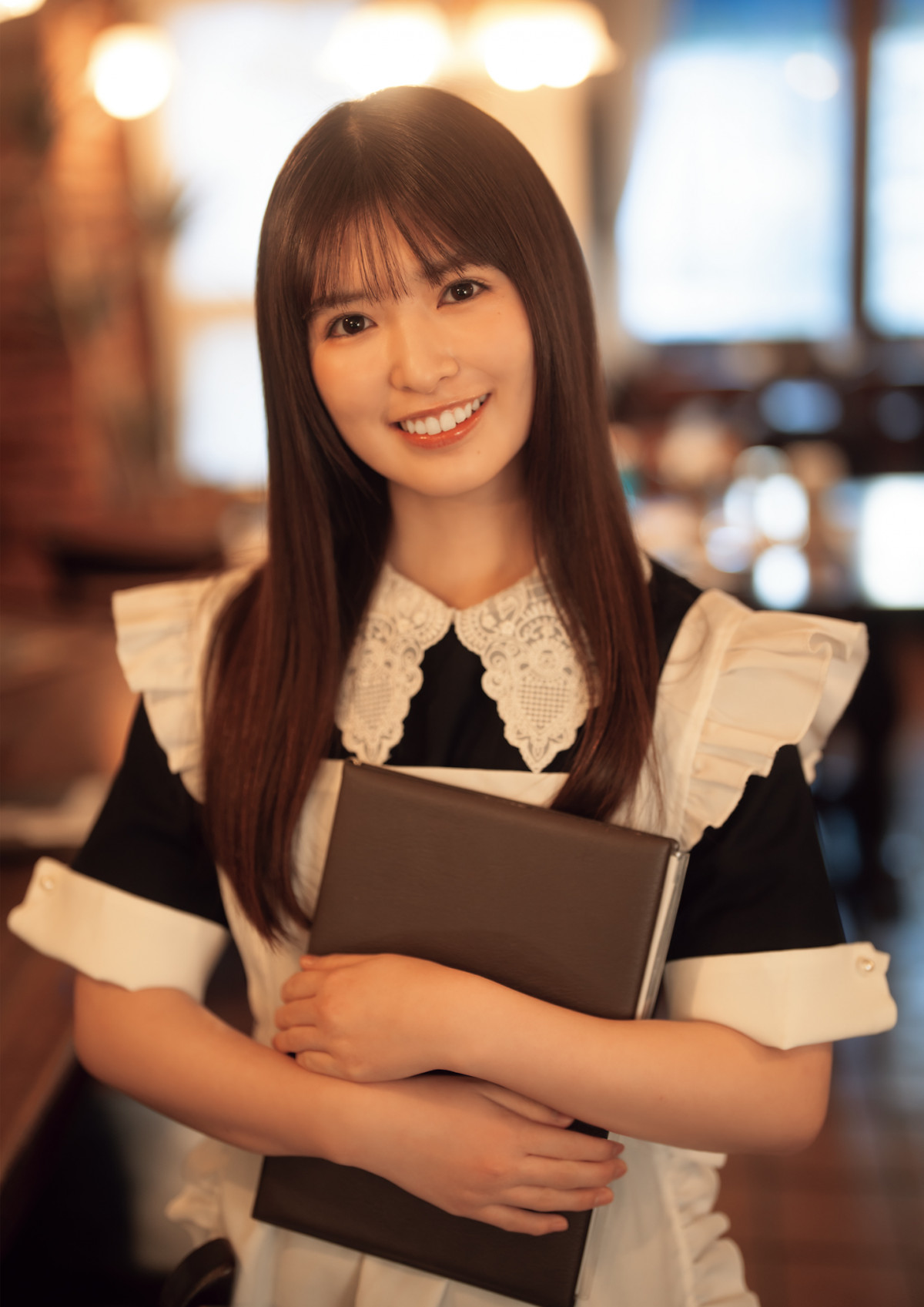 乃木坂46小川彩、喫茶店でメイド服姿に 『グラビアチャンピオン』裏