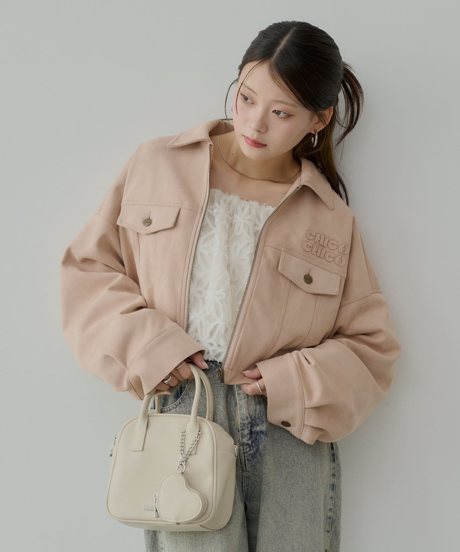 WEB限定/REVIVAL】胸ロゴショート丈スエードジップブルゾン | Chico