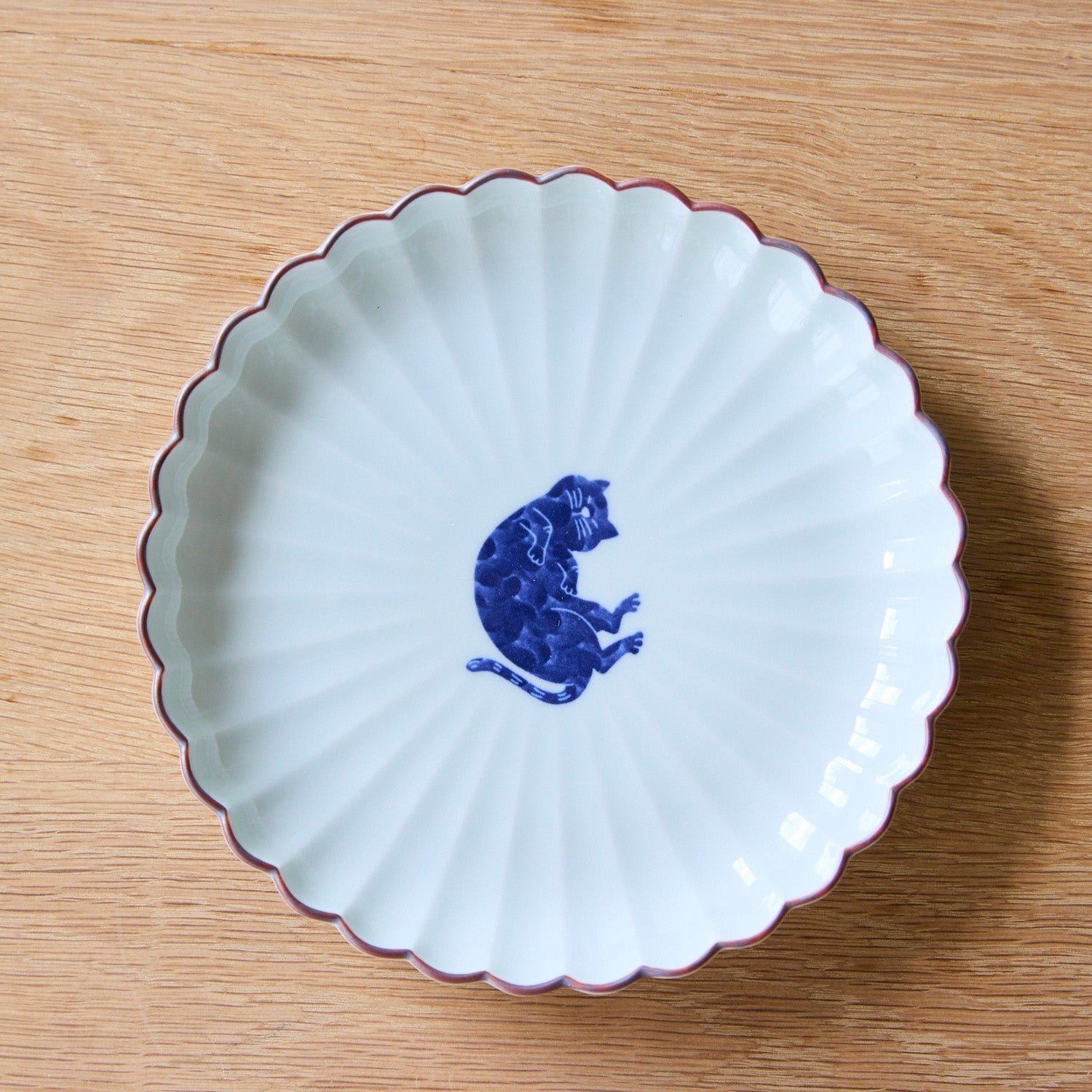 cocca(コッカ) ｜生地通販｜【波佐見焼】呉須猫 菊割皿 16cm