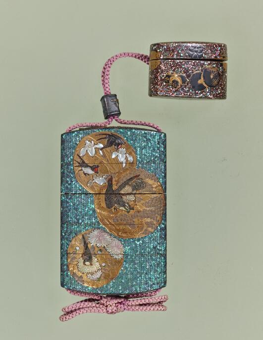 K1120 印籠 【吉田華正作】 秋草文 金銀象嵌 螺鈿 共箱 傷有