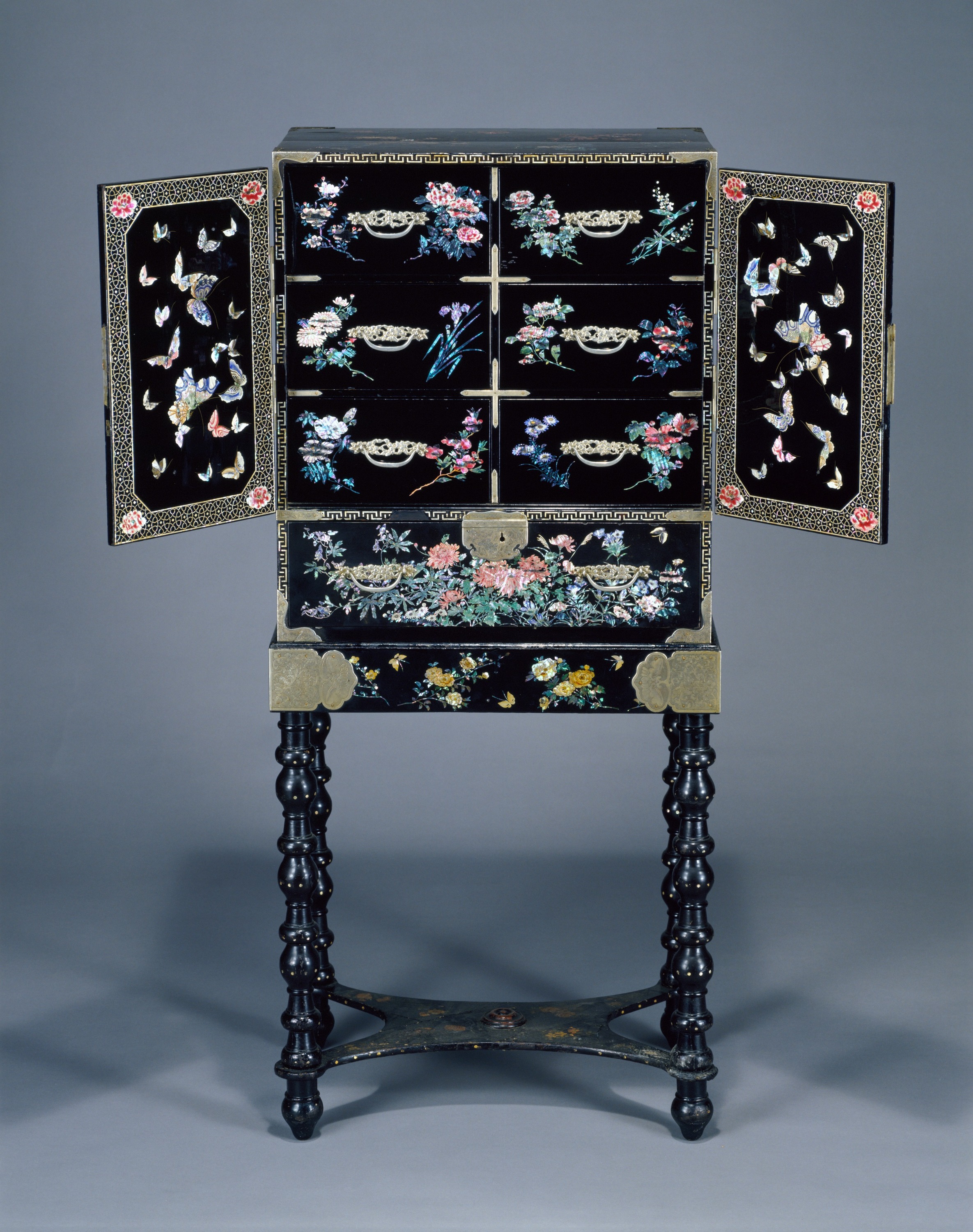 九州国立博物館 | 収蔵品データベース | 花鳥螺鈿箪笥