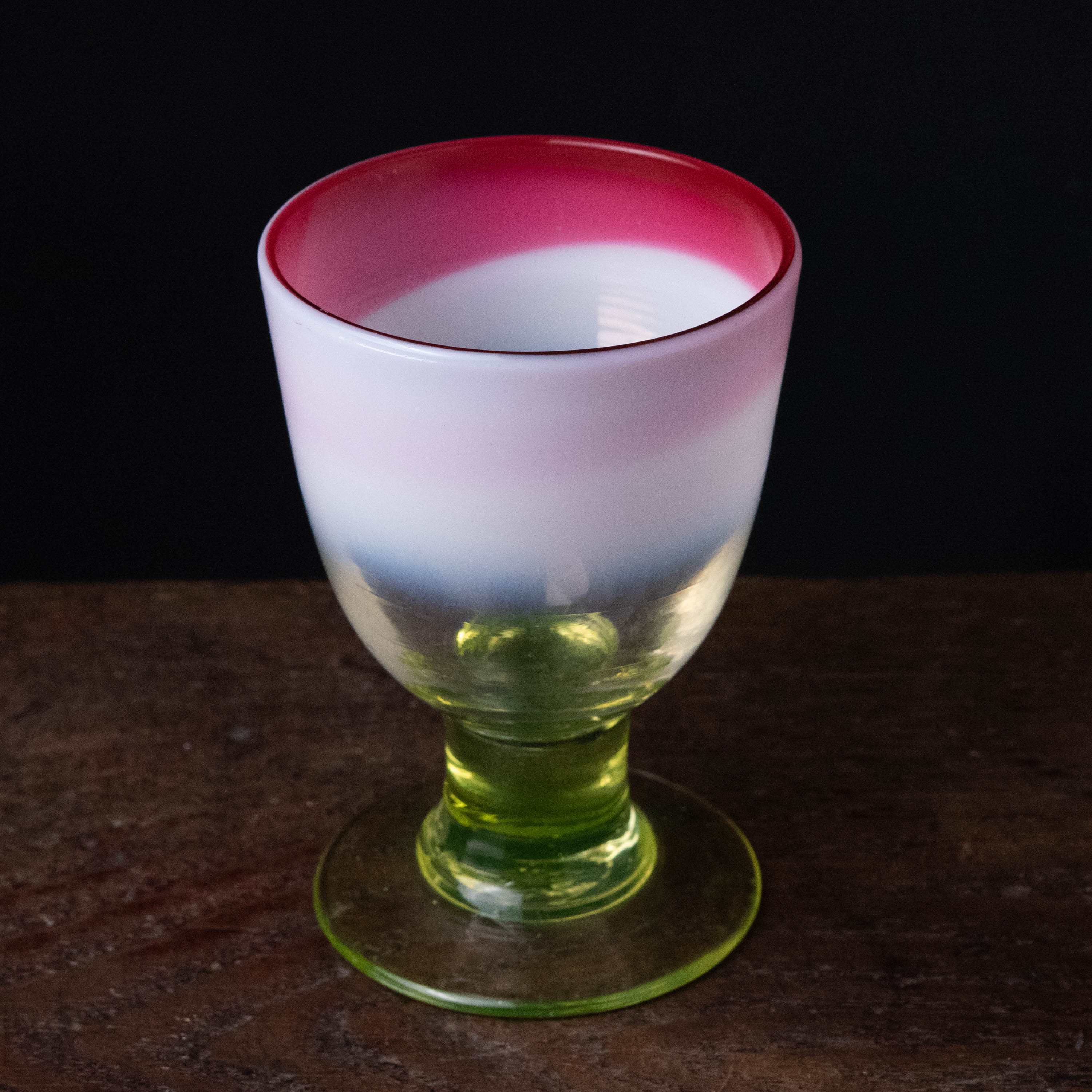 大正ガラス和ガラス菖蒲に蝶透かしウランガラス 桃色乳白氷コップ 12cm