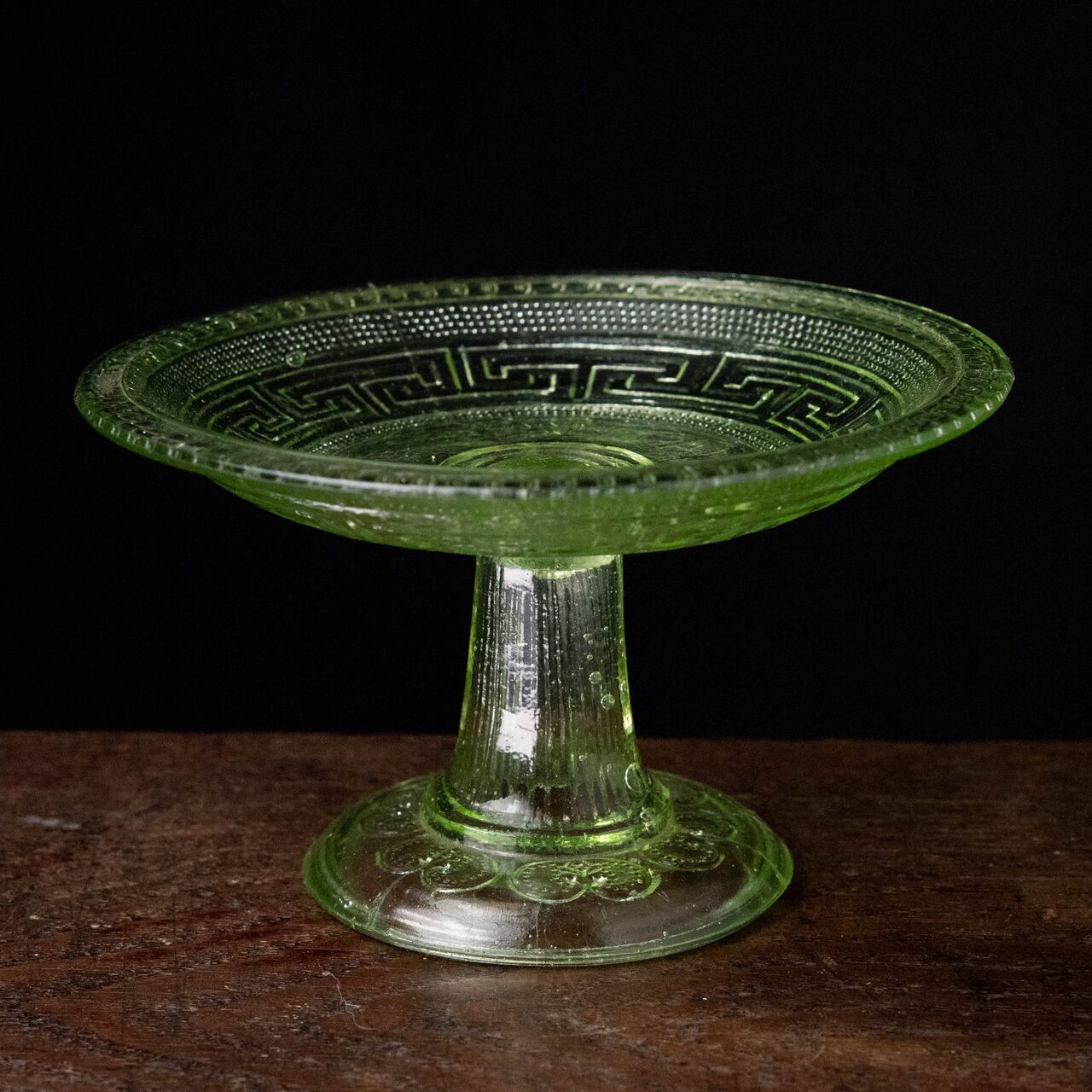 骨董 時代ガラス ゆらゆらプレスガラス 若草色 百合の紋章 コップ