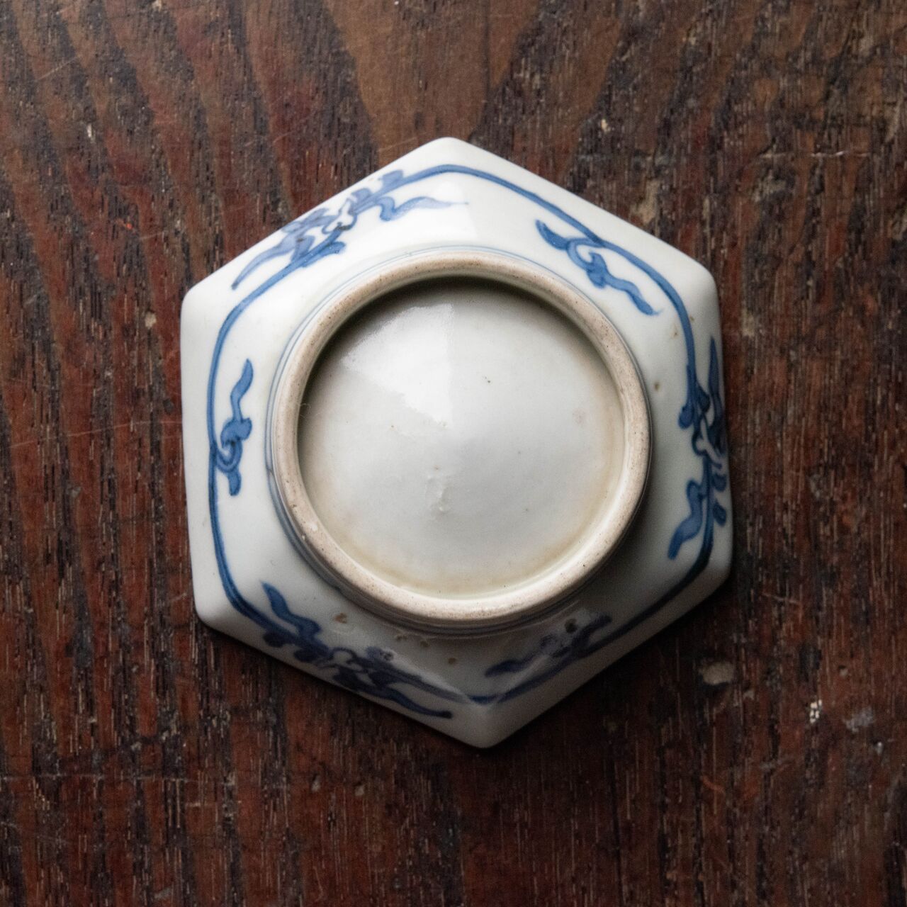 陶磁器 :: 古伊万里 藍柿右衛門 捻草花文 六角 変形皿 | COTTOU.JP