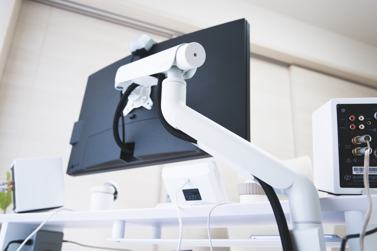 なめらかな操作性がクセになる『COFO 無重力モニターアーム Pro