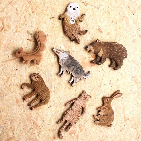 KIYATA 木製クマの彫刻 ブローチ 【公式通販】