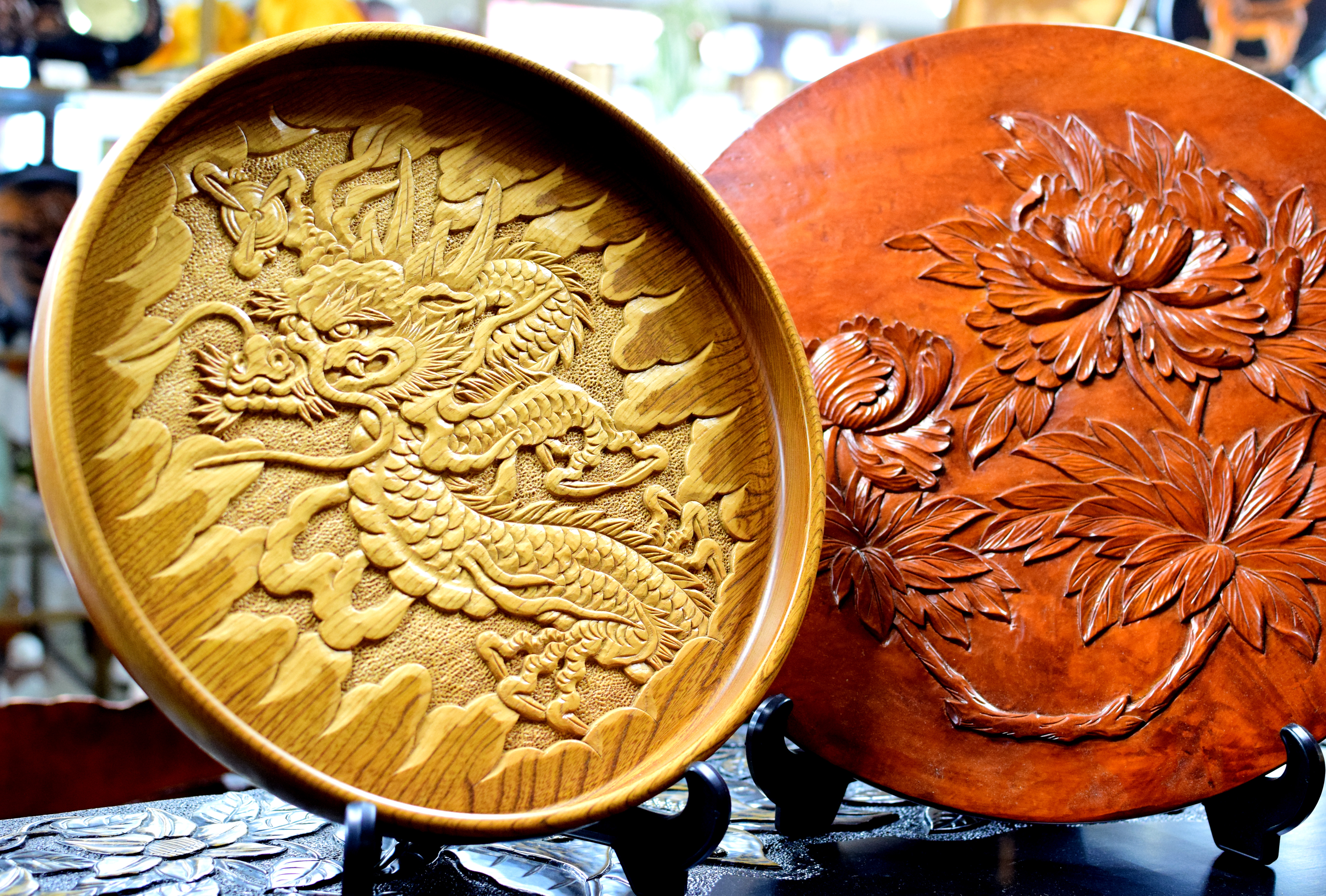 Sale 伝統工芸 日光彫り 咲き誇る花の三段 アクセントキャビネット