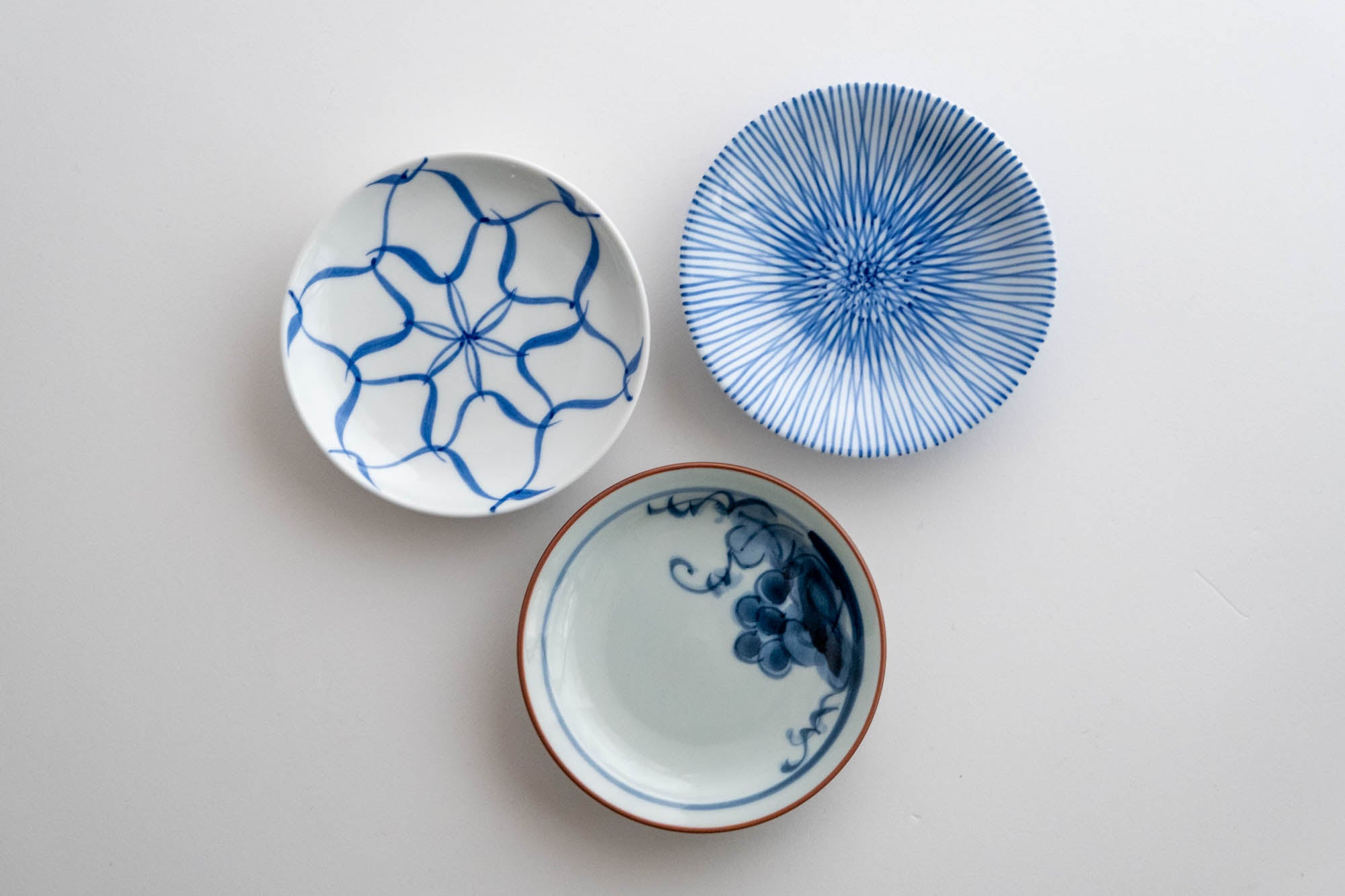 青と白の花模様の皿 陶磁器 陶器飾り皿 インド ブルーポタリー 大